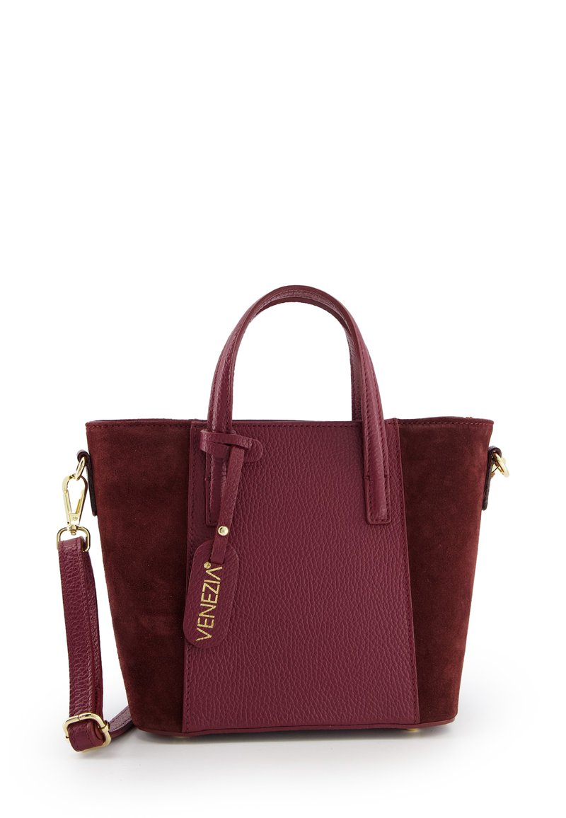 Bordeaux handtas met gestructureerd leer en suede, dubbele handvatten, afneembare schouderband en een gouden logo accent.