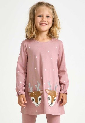 Jasnoróżowa sukienka z długim rękawem, ozdobiona białymi kropkami i dwoma wzorami głów jeleni z porożem. Wykonana z miękkiego materiału z marszczonymi mankietami.