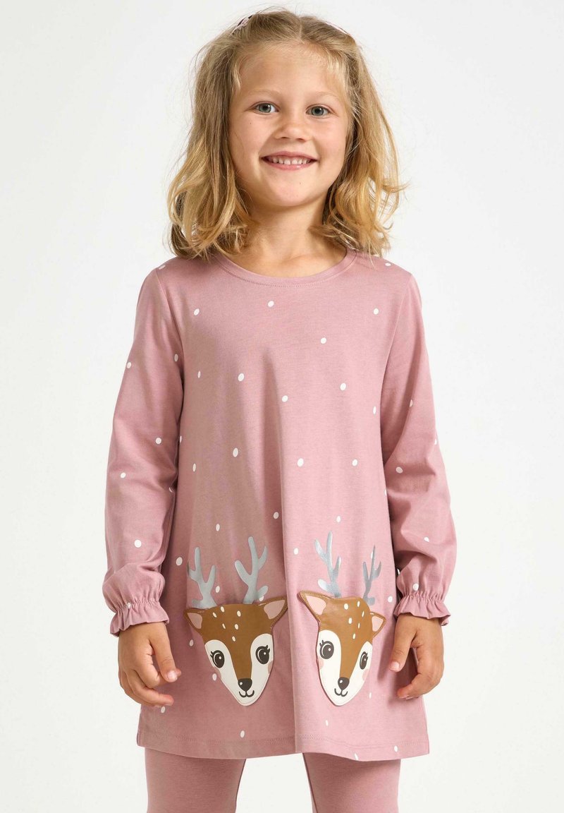 Jasnoróżowa sukienka z długim rękawem, ozdobiona białymi kropkami i dwoma wzorami głów jeleni z porożem. Wykonana z miękkiego materiału z marszczonymi mankietami.