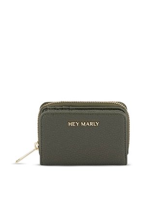 Olijfgroen leren portemonnee met een gestructureerd oppervlak, ritssluiting en een gouden "HEY MARLY" logo aan de voorkant. Rechthoekige vorm.