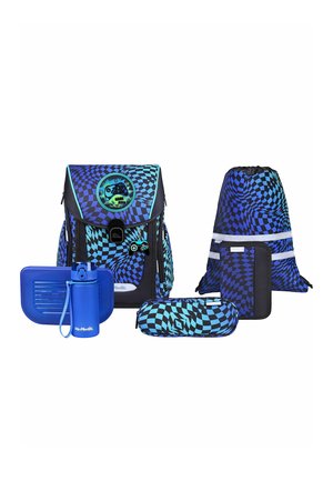 Set zaino scolastico con motivi a quadri blu e neri, che include zaino, sacchetto con coulisse, astuccio, borraccia e portapranzo.