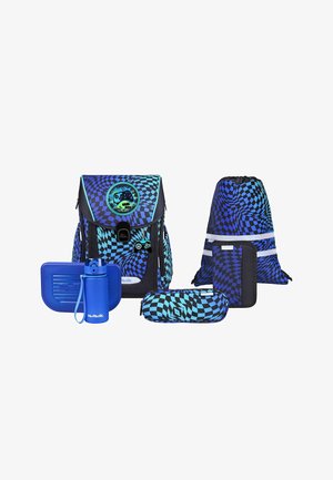 Set zaino scolastico con motivi a quadri blu e neri, che include zaino, sacchetto con coulisse, astuccio, borraccia e portapranzo.
