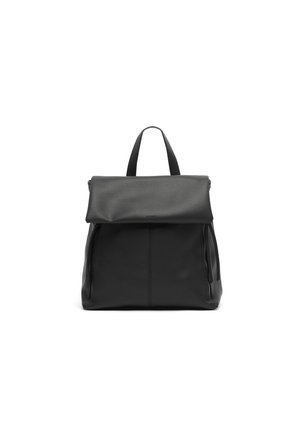 Sac à dos en cuir noir avec un rabat pliant, une section supérieure texturée, deux poches zippées verticales à l'avant et une seule poignée de transport.