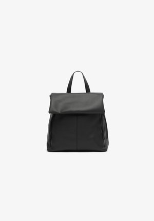 Sac à dos en cuir noir avec un rabat pliant, une section supérieure texturée, deux poches zippées verticales à l'avant et une seule poignée de transport.