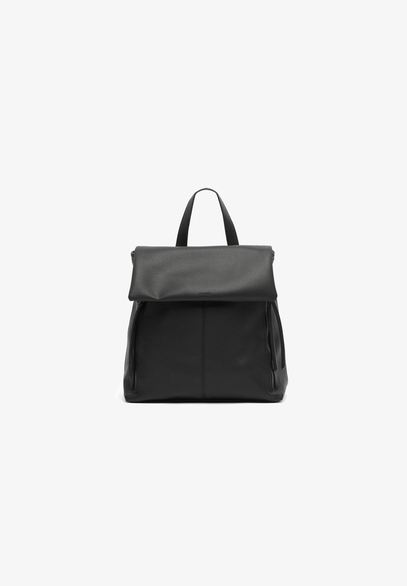 Sac à dos en cuir noir avec un rabat pliant, une section supérieure texturée, deux poches zippées verticales à l'avant et une seule poignée de transport.