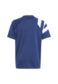 Camiseta deportiva de color azul marino con mangas cortas, que presenta rayas diagonales blancas en el hombro izquierdo y un escote redondo. Textura de tela suave.