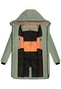 Parka impermeabil verde cu căptușeală neagră și portocalie, având glugă căptușită cu blană, buzunare cu fermoar și detalii de cusătură contrastante portocalii.