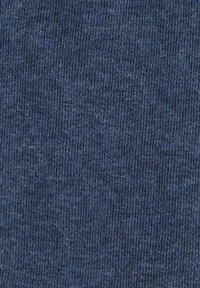 Granatowy bawełniany materiał o gładkiej fakturze, z subtelnym ryboptakiem i równomiernym przeszyciem w całej powierzchni.