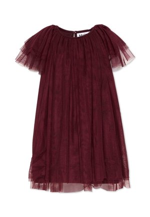 Vestido rojo oscuro hasta la rodilla con mangas cortas transparentes en capas y una tela superpuesta transparente y fluida.