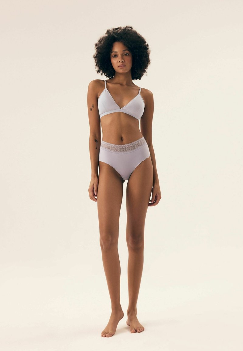 Jasnoszary biustonosz braletka z trójkątnymi miseczkami i cienkimi ramiączkami, w połączeniu z majtkami o wysokim stanie z koronkowym wykończeniem na pasku.