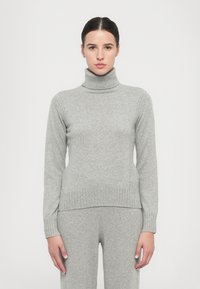 Grauer Rollkragenpullover aus einem weichen Strickstoff. Mit gerippten Akzenten am Kragen und an den Bündchen. Schlichte, figurbetonte Silhouette.