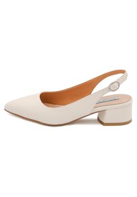 Décolleté bianco con tacco a punta, tacco basso a blocco, materiale sintetico liscio e un semplice dettaglio con fibbia circolare.