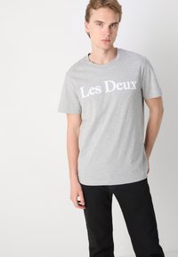 Les Deux CHARLES - Tričko s potlačou - light grey
