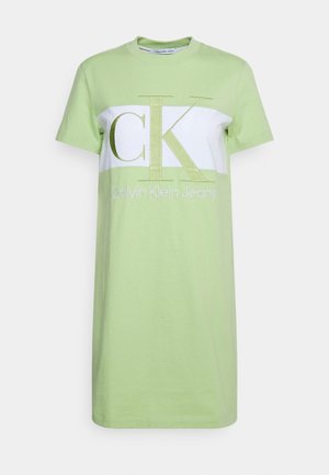 Lysegrøn kortærmet Calvin Klein Jeans kjole med hvid vandret stribe og stort gyldent CK-logo på brystet.