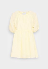 Vestido amarelo de mangas curtas, com um tecido texturizado, decote redondo e cintura ajustada; apresenta um fecho com laço nas costas.