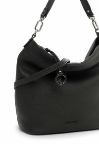 Borsa a tracolla in pelle nera dalla trama strutturata, con accessori in argento, tracolla regolabile e chiusura con cerniera, con il marchio "SURI FREY" sul davanti.