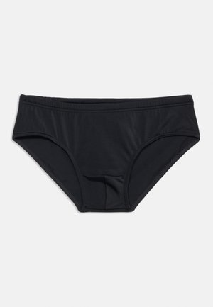 Čierne pánske slipy s elastickým pásom a zosilneným prešitím na jednoduchom svetlom pozadí.