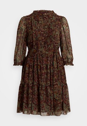 Robe florale rouge foncé avec col montant froncé, manches longues transparentes, devant plissé et ourlet à volants superposés.