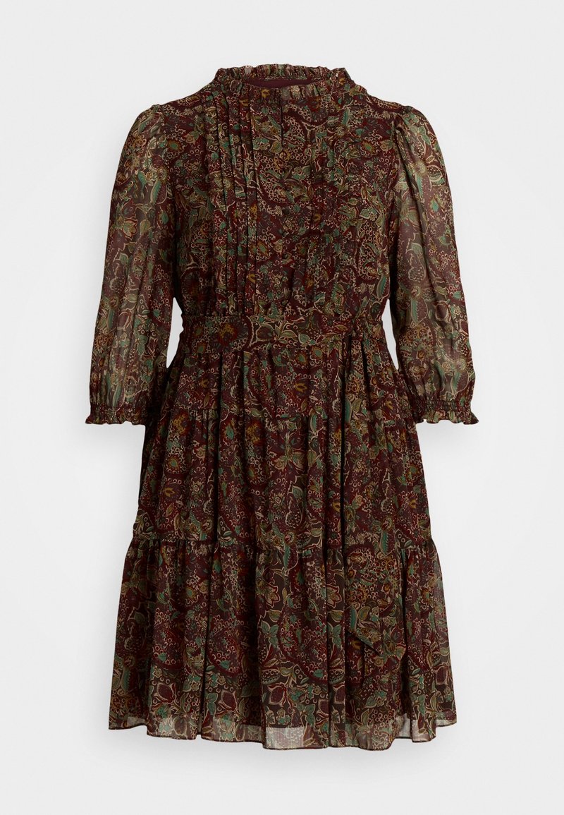 Vestido floral rojo oscuro con cuello alto fruncido, mangas largas transparentes, delantero plisado y bajo con volantes en capas.