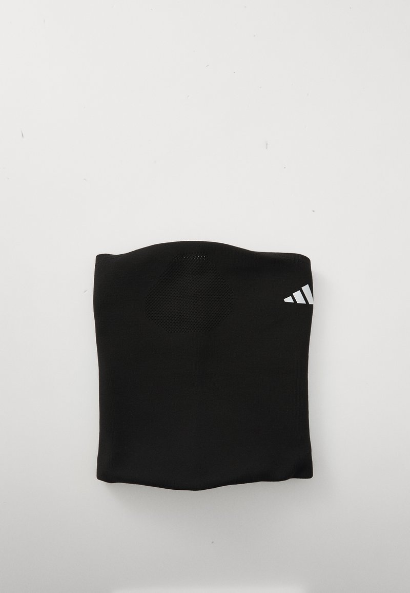 Chauffe-nuque sportif noir avec un panneau en maille texturée et le logo Adidas en blanc sur le côté, conçu pour les activités en plein air.
