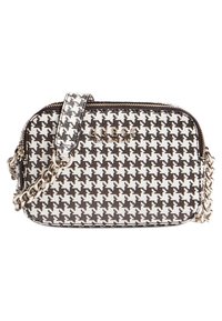 Hnědo-bílá crossbody taška se vzorem houndstooth, se zipovým uzávěrem, řetízkovým popruhem a logo značky ve zlatém odstínu na přední straně.
