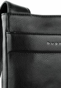 Borsa in pelle nera con finitura testurizzata, con cuciture orizzontali e logo del marchio impresso in bianco. Include una tracolla regolabile.
