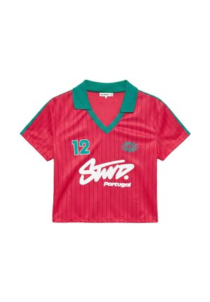 Rotes Sporttrikot mit grünem Kragen und Ärmelstreifen, mit der Nummer 12 und weißem "Surf Portugal"-Logo vorne.