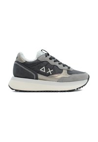 Sneaker grigio e taupe in materiale scamosciato, con dettagli testurizzati, suola supportiva, colletto imbottito e cuciture a contrasto.