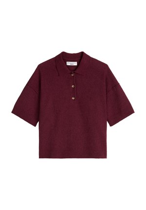 Bordeauxrode gebreide polo met korte mouwen, drie bruine knopen en een zacht, gestructureerd stofje, plat gelegd op een witte achtergrond.