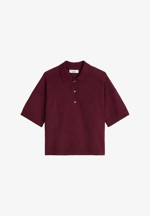Polo en maille bordeaux à manches courtes avec trois boutons marron et un tissu à texture douce, posé à plat sur un fond blanc.