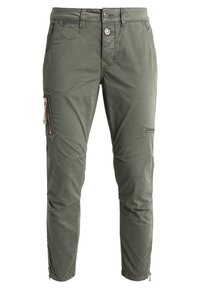 Oliwkowe spodnie cargo o slim fit, z zamykanymi kieszeniami bocznymi, zapięciem na guzik oraz detalami w szwach na tkaninie.