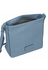 Borsa sintetica azzurra chiara con un motivo intrecciato testurizzato, apertura con zip e rifiniture nere. Inclusa tracolla regolabile.