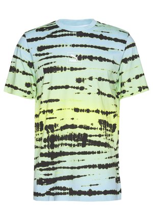 T-shirt Puma à manches courtes avec un dégradé bleu, vert et jaune et des rayures horizontales noires irrégulières. Logo Puma centré sur la poitrine.