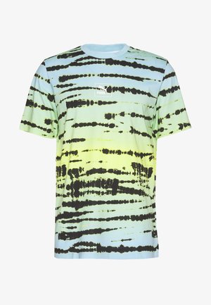 Camiseta de manga corta de Puma con un degradado en azul, verde y amarillo y rayas horizontales negras irregulares. Logo de Puma centrado en el pecho.