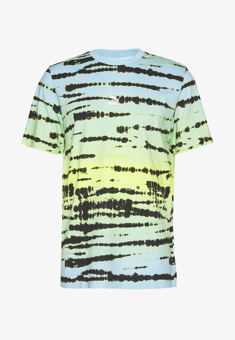 T-shirt Puma à manches courtes avec un dégradé bleu, vert et jaune et des rayures horizontales noires irrégulières. Logo Puma centré sur la poitrine.