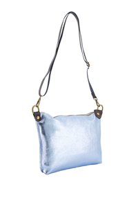 Metaliczna jasnoniebieska torba typu crossbody o gładkiej fakturze, z zamknięciem na zamek błyskawiczny i brązowymi skórzanymi akcentami na pasku oraz brzegach.