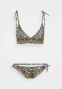 Μπικίνι με λεοπάρ σχέδιο, που περιλαμβάνει τριγωνικό τοπ με ρυθμιζόμενες ιμάντες και αντίστοιχο κάτω μέρος με πλαϊνές σιλουέτες, και τα δύο φτιαγμένα από μαλακό ύφασμα.
