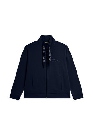 Chaqueta azul marino con cremallera, cuello alto, bolsillos delanteros, "FREDDY" impreso en los cordones y texto "FREDDY TRAINING" en el pecho izquierdo.