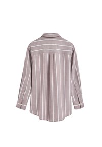 Langemouwen overhemd in licht taupe met witte verticale strepen. Heeft een traditionele kraag, knoopdetails bij de manchetten en een ontspannen pasvorm.