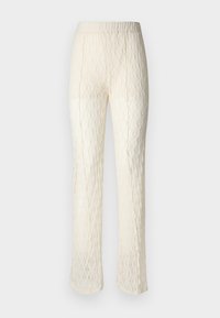 Pantaloni in pizzo color crema con un tessuto strutturato e decorato. Presentano una vita liscia e gambe svasate, sottolineando un design leggero.