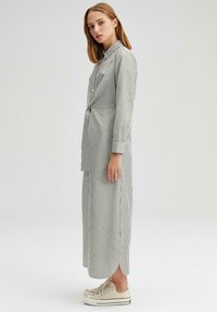 Touché Privé STRIPED WITH FRONT TIE - Maxi ruha - khaki