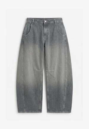 Τζιν με φαρδιά πόδια, ξεβαμμένο γκρι πλύσιμο, κουμπί και φερμουάρ στο μπροστινό μέρος, θηλιές για ζώνη και μπροστινές τσέπες.