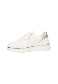 Sneaker blanche avec une tige en cuir lisse, bande dorée, talon argenté texturé et bout rond. Dispose d'un système de laçage et d'un logo de la marque.