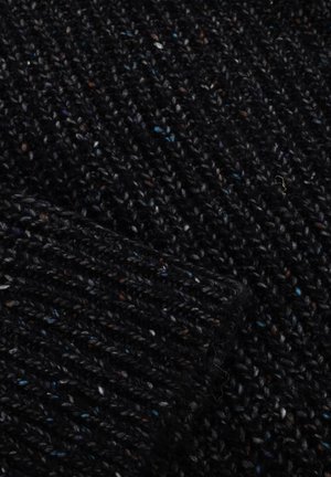 Close-up van zwart gebreide stof met meerkleurige spikkels, met zichtbaar getextureerd ribbelpatroon en duidelijke stikdetails.