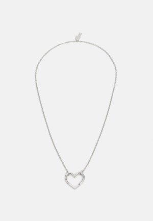 Collar de plata con una cadena delicada y un colgante en forma de corazón. El colgante presenta un diseño abierto con bordes suaves.
