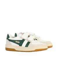 Zapatillas blancas y verdes con una combinación de ante y cuero, que presentan dos correas de Velcro, una suela de goma y la marca "Gola".
