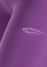 Levande lila tyg med en mjuk textur. Innehåller en subtil, präglad logotyp i en ljusare nyans, placerad åt sidan.