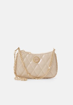 Beige gesteepte handtas met glanzend lakmateriaal, voorzien van een gouden kettingriem en een ronde logo-accent, ritssluiting aan de bovenkant.