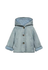 Světle modrý kabát z umělé kožešiny s kapucí, hnědými knoflíky, dvěma předními kapsami a texturovanými manžetami na rukávech. Měkká vnitřní podšívka ladí s vnější barvou.