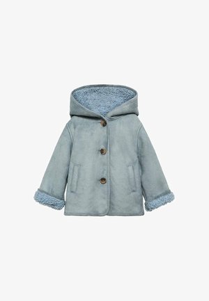 Cappotto in pelliccia sintetica azzurro chiaro con cappuccio, bottoni marroni, due tasche frontali e polsini testurizzati. Fodera interna morbida che corrisponde al colore esterno.